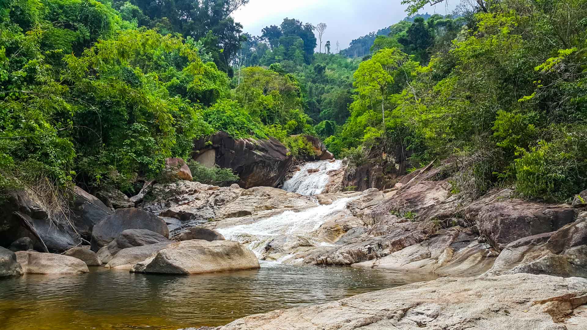 /fm/Files//Pictures/Ido Uploads(1)/Asia/Vietnam/Nha Trang/Nha Trang Jeep Tour/Nha Trang - Jeep Tour Waterfall & River.jpg